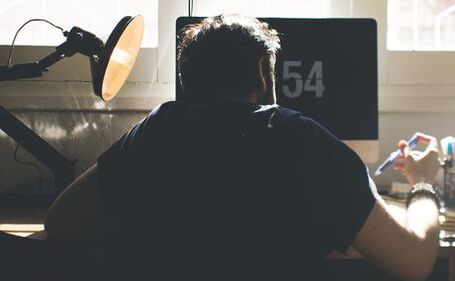 Une position assise incorrecte est à l'origine du développement de l'ostéochondrose