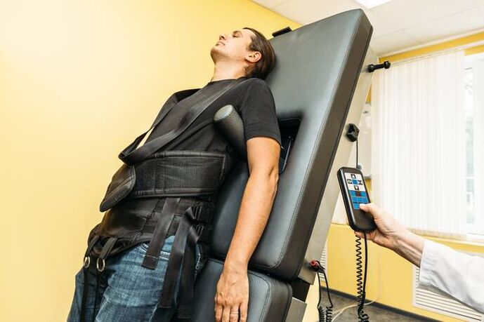 traction arrière pour l'ostéochondrose